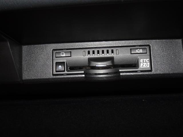 運転席お膝元にＥＴＣカード挿入口がございます。