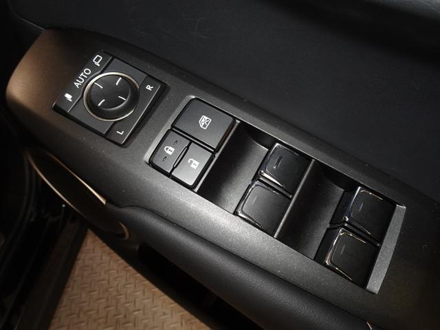 ドアハンドル付近にシートポジションのメモリースイッチが付いており、最大３パターンでシートポジションが記憶されます。