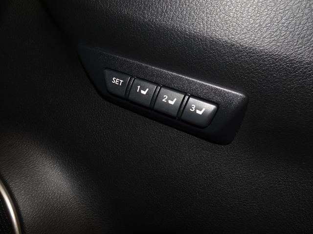 ドアハンドル付近にシートポジションのメモリースイッチが付いており、最大３パターンでシートポジションが記憶されます。