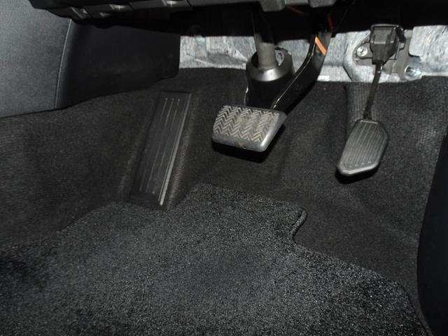 運転席アクセル・ブレーキペダル