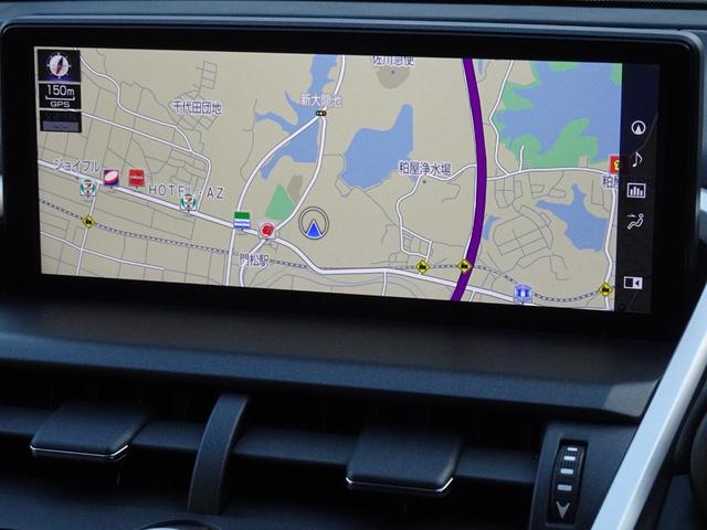 運転席と助手席間にＧ−ＬＩＮＫヘルプネットのスイッチがございます。万が一の事故や急病時に専門オペレーターが警察や消防に取り次ぎ、迅速な緊急車両の手配を実施。