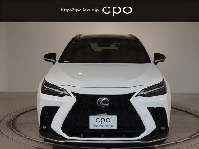 ＮＸ ＮＸ３５０ｈ　Ｆスポーツ　レクサスＣＰＯ認定中古車　ホワイトノーヴァ　内装本革（フレアレッド）　パノラマルーフ　アドバンストパーク　デジタルインナーミラー　三眼フルＬＥＤヘッドランプ　オレンジキャリパー　後席電動シート（3枚目）