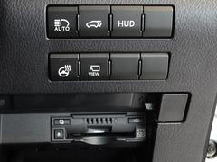 運転席ドアノブ付近にシートメモリー機能スイッチが装備されております。最大３つのポジションで記憶させる事が可能となっております。 4