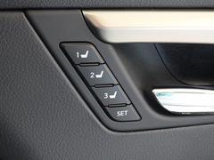 運転席ドアノブ付近にシートメモリー機能スイッチが装備されております。最大３つのポジションで記憶させる事が可能となっております。 4