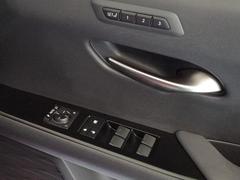 運転席ドアノブ付近にシートメモリー機能スイッチが装備されております。最大３つのポジションで記憶させる事が可能となっております。 2