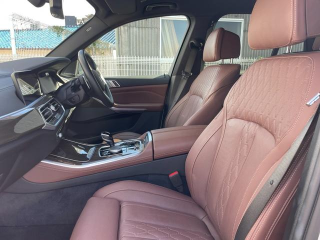 Ｘ５ ｘＤｒｉｖｅ　４０ｄ　Ｍスポーツ　ナビＴＶ　ハーマンカードン　茶革　シートヒーター　ベンチレーション　マッサージ　インテリジェントＳ　ＡＣＣ　ＢＳＭ　ＬＫＡ　ＨＵＤ　３６０°ソフトクローズ　フットトランク　Ｈ／Ｃドリンクホルダー（8枚目）