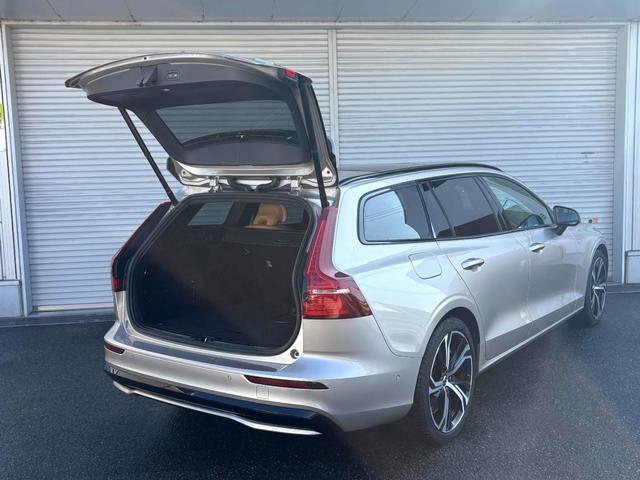 V60 リチャジアルティメットT6AWDプラグインハイブリド パノラマガラスルーフ ウッドパネル 前後純正ドライブレコーダー AppleCarplayAndroidAuto harmankardonサウンドオーディオ パワーテールゲート 360度ビューカメラ(29枚目)
