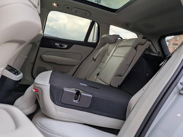 V60 クロスカントリー T5 AWD プロ パノラマガラスルーフ リニアライムウッドパネル 本革シート フロントシートヒータ Apple CarplayAndroid Auto harmankardonプレミアムサウンドオーディオシステム(13枚目)