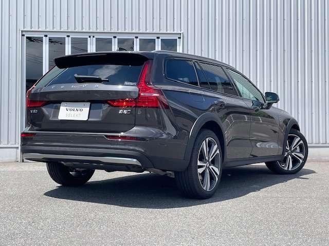 Ｖ６０ クロスカントリー　ウルトラ　Ｂ５　ＡＷＤ　認定中古車・試乗車・禁煙車・Ｈａｒｍａｎ／Ｋａｒｄｏｎ・黒本革・シートヒーター・シートエアコン・ハンドルヒーター・シートマッサージ・Ｇｏｏｇｌｅシステム・３６０°カメラ・電動リアゲート（2枚目）