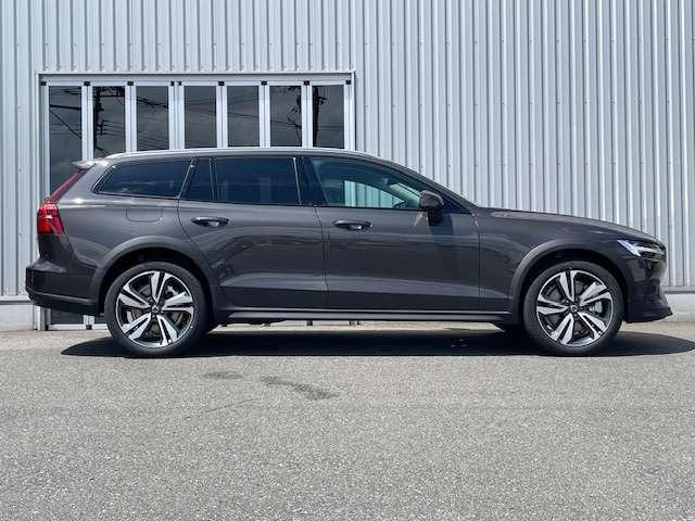 Ｖ６０ クロスカントリー　ウルトラ　Ｂ５　ＡＷＤ　認定中古車・試乗車・禁煙車・Ｈａｒｍａｎ／Ｋａｒｄｏｎ・黒本革・シートヒーター・シートエアコン・ハンドルヒーター・シートマッサージ・Ｇｏｏｇｌｅシステム・３６０°カメラ・電動リアゲート（11枚目）