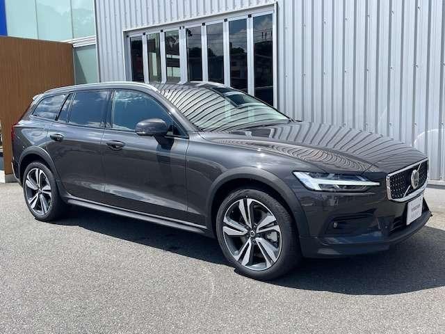 Ｖ６０ クロスカントリー　ウルトラ　Ｂ５　ＡＷＤ　認定中古車・試乗車・禁煙車・Ｈａｒｍａｎ／Ｋａｒｄｏｎ・黒本革・シートヒーター・シートエアコン・ハンドルヒーター・シートマッサージ・Ｇｏｏｇｌｅシステム・３６０°カメラ・電動リアゲート（12枚目）