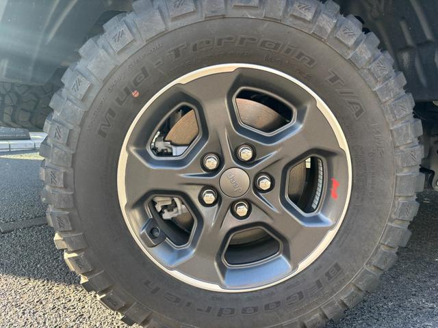 ジープ・グラディエーター ルビコン ワンオーナー 純ナビ Carplay フルセグTV フロント/サイド/バックカメラ 黒革シート シートヒーター アダプティブクルーズコントロール ブラインドスポットモニタ チューブステップ トノカバー(16枚目)