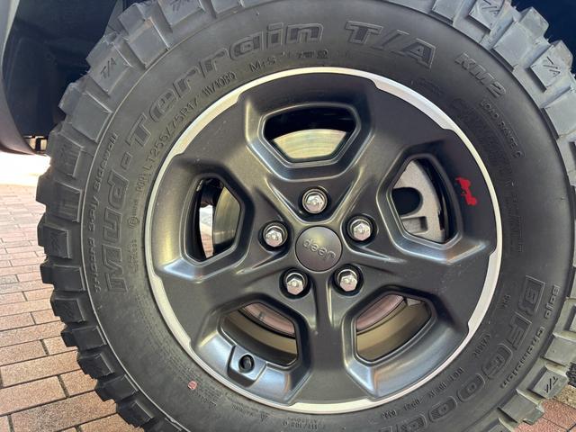 ジープ・グラディエーター ルビコン ワンオーナー 純ナビ Carplay フルセグTV フロント/サイド/バックカメラ 黒革シート シートヒーター アダプティブクルーズコントロール ブラインドスポットモニタ チューブステップ トノカバー(17枚目)