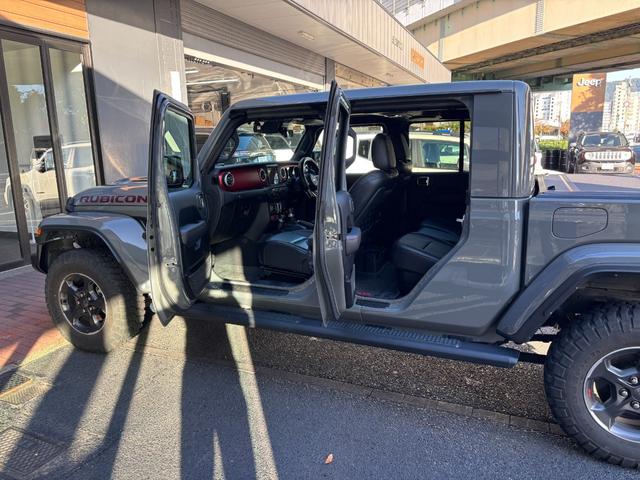 ジープ・グラディエーター ルビコン ワンオーナー 純ナビ Carplay フルセグTV フロント/サイド/バックカメラ 黒革シート シートヒーター アダプティブクルーズコントロール ブラインドスポットモニタ チューブステップ トノカバー(25枚目)