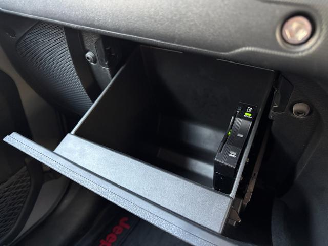 ジープ・グラディエーター ルビコン ワンオーナー 純ナビ Carplay フルセグTV フロント/サイド/バックカメラ 黒革シート シートヒーター アダプティブクルーズコントロール ブラインドスポットモニタ チューブステップ トノカバー(30枚目)