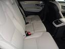 3人掛けの2列目シートは前後スライド機構付き XC90ウルトラT8AWDプラグインハイブリッドのシートは上質なファインナッパレザーで仕立てられています