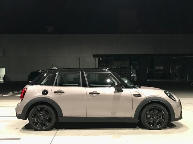 MINI クーパーSD クラシック・トリム ワンオーナー禁煙 LEDライト アップルカープレイ Bカメラ 前後PDC ドライビングアシスト クルーズコントロール MINIドライビングモード ハーフレザーシート ミラーETC 純正17インチアルミ(5枚目)