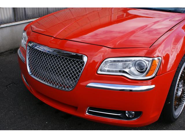 クライスラー・３００Ｃ ５．７ＨＥＭＩ　２０１１フェイススワップ　エアサス　サンルーフ　パワーステアリング　パワーウィンドウ　革シート　パワーシート　エアバック（4枚目）