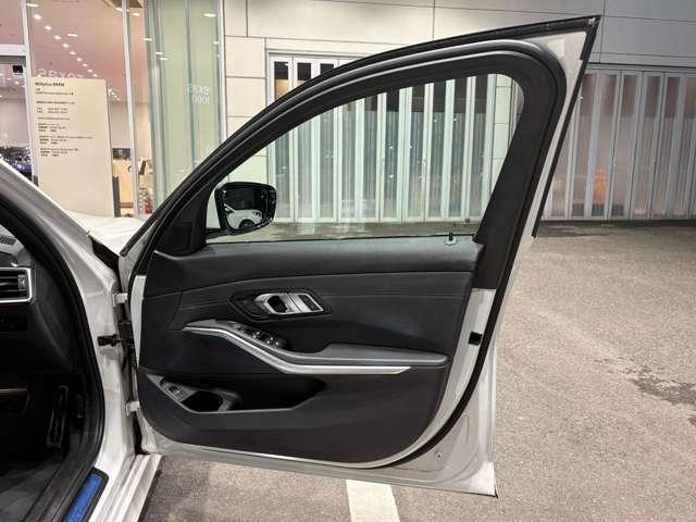 3シリーズ 320d xDrive Mスポーツ ディーゼルターボ 4WD 黒レザ-シート純正19インチAW(10枚目)