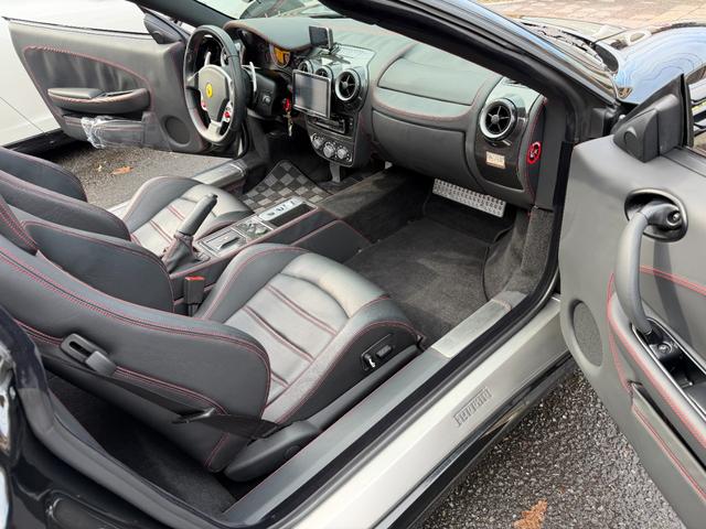 �t�F���[�����S����A���~�X�J�b�t�v���[�g�B