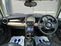専用インテリアサーフェス：クロスチェックのインテリアパネルは清潔感のある綺麗なコンディションです。 6