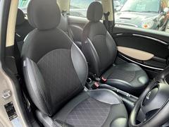 専用デザインのハーフレザーシートは自社にて洗浄クリーニング施工済みで、清潔感のある綺なコンディションです。 7