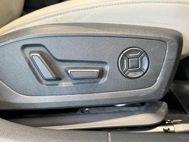 Ａ３ スポーツバック４０ＴＦＳＩクワトロアドバンスド　正規ディーラー認定中古車　認定中古車保証１年付帯　４ＷＤ　ラグジュアリーパッケージ　パーシャルレザー　パノラマサンルーフ　マルチカラーアンビエントライト　スマホワイヤレスチャージング　ベージュレザー（12枚目）