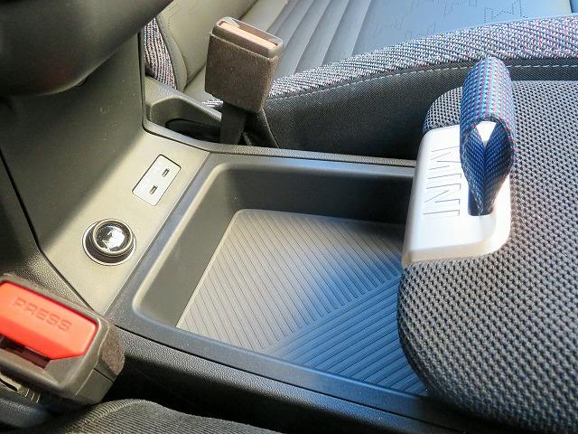 MINI カントリーマンD クラシック・トリム Mパッケージ ベスキン&クロスコンビシート ステアリングヒーター ヘッドアップディスプレイ ハーマンカードンサウンドシステム アクティブクルコン レーンチェンジ&ディパーチャーウォーニング 禁煙車(22枚目)