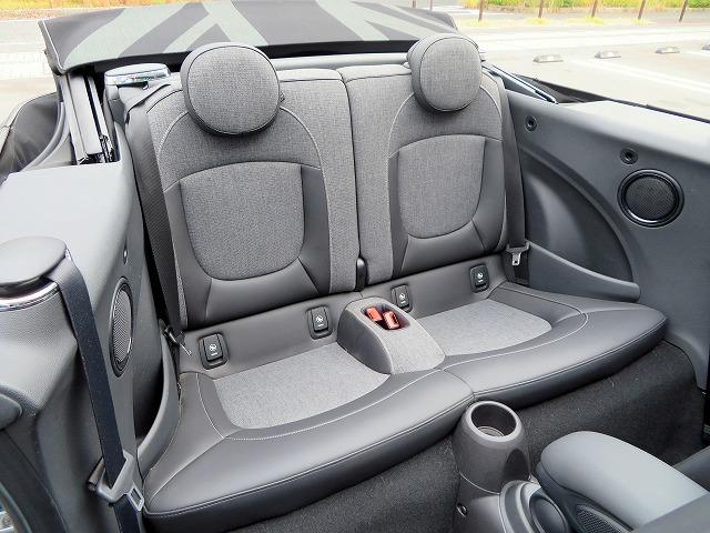 MINI クーパーS コンバーチブル クラシック・トリム LEDヘッドライト 純正18アルミホイール コーナーセンサー コンフォートアクセス シートヒーター ディスプレイメーター 純正ナビ バックカメラ アクティブクルコン レーンディパーチャーウォーニング(10枚目)