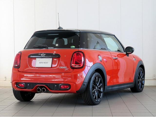 MINI クーパーSD カメラ&ペッパーPKG アディショナルヘッドライト LEDヘッドライト 純正17アルミホイール コーナーセンサー コンフォートアクセス 純正ナビ バックカメラ ETC アクティブクルーズコントロール(5枚目)