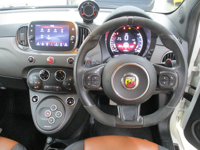 ドライバー目線のショットです。ハンドルまわり、運転する気分でご覧いただけます。