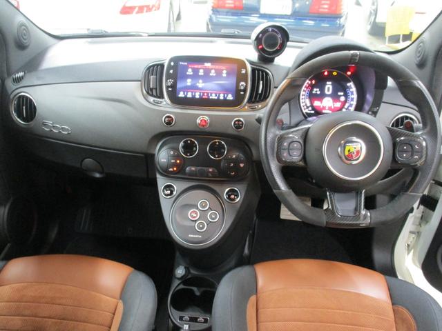 サービス工場を併設しておりますので、車検、点検、オイル交換、板金修理などもお任せください。また、各種テスターもご用意しております。