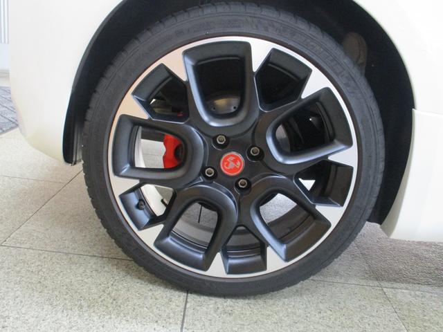 アルミホイールも飽きのこないデザインで、車を足元からおしゃれに！