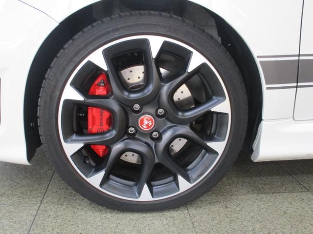 アルミホイールも飽きのこないデザインで、車を足元からおしゃれに！