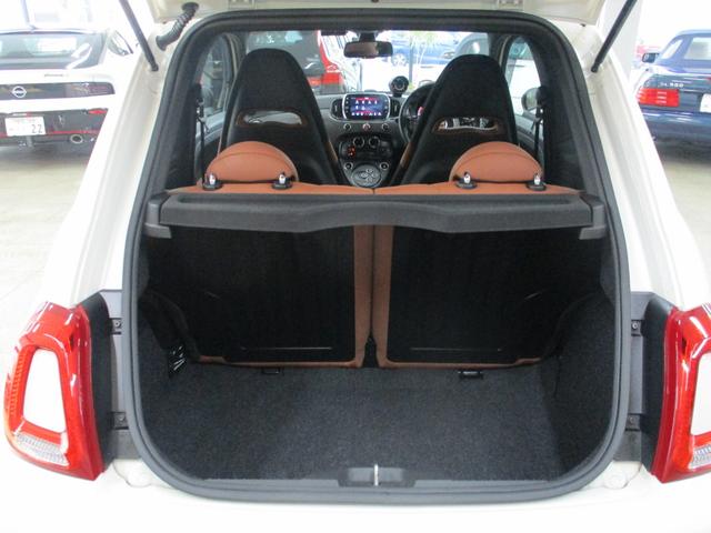 ラゲッジルームのショットです。荷物もしっかり載せれますので、お買いものに出かける時も心配はいりません☆