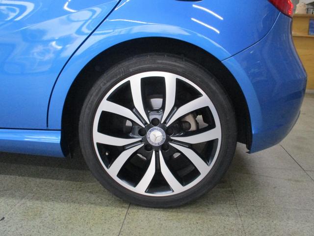 アルミホイールも飽きのこないデザインで、車を足元からおしゃれに！