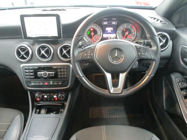 サービス工場を併設しておりますので、車検、点検、オイル交換、板金修理などもお任せください。また、各種テスターもご用意しております。