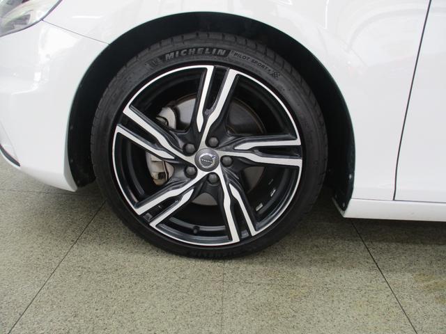 アルミホイールも飽きのこないデザインで、車を足元からおしゃれに！