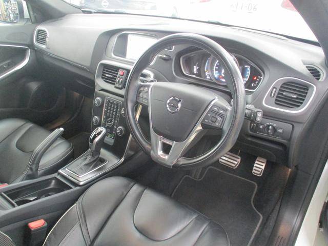 サービス工場を併設しておりますので、車検、点検、オイル交換、板金修理などもお任せください。また、各種テスターもご用意しております。