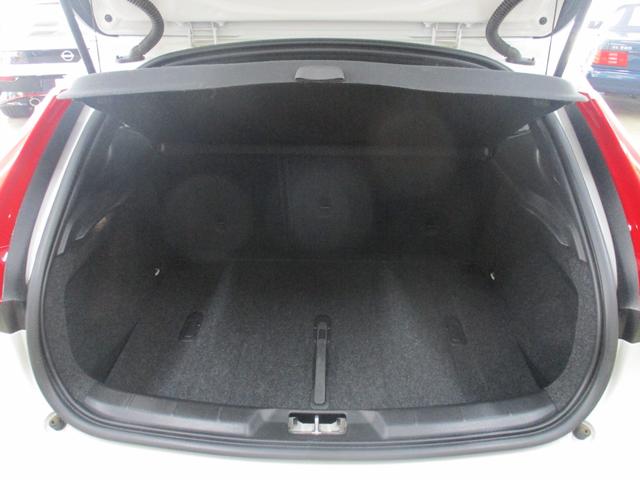 ラゲッジルームのショットです。荷物もしっかり載せれますので、お買いものに出かける時も心配はいりません☆