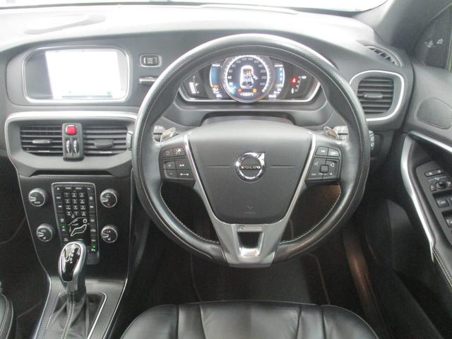 ドライバー目線のショットです。ハンドルまわり、運転する気分でご覧いただけます。