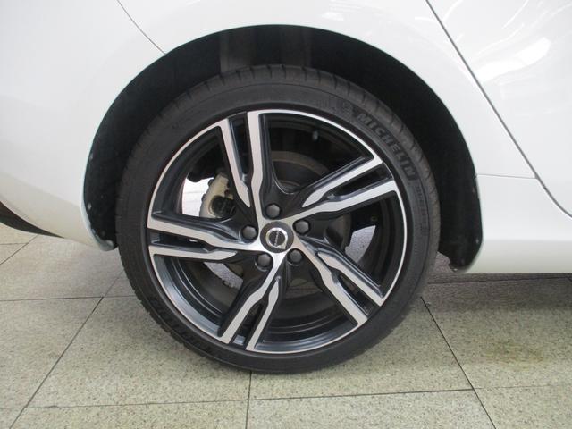 アルミホイールも飽きのこないデザインで、車を足元からおしゃれに！