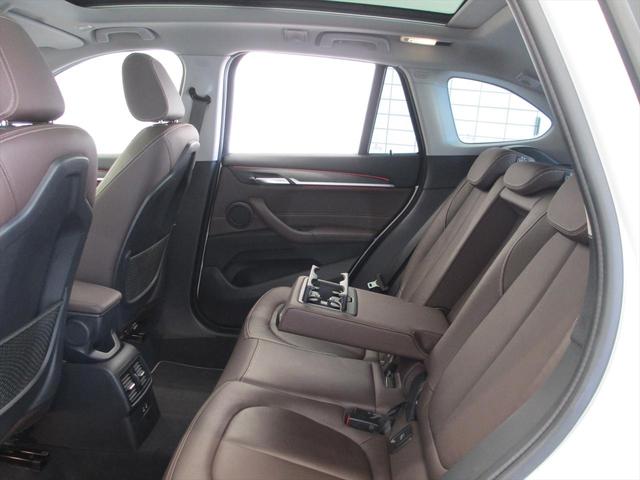 Ｘ１ ｘＤｒｉｖｅ　１８ｄ　ｘライン　パノラマ・ガラス・サンルーフ　全国２年保証　モカレザー　追従式クルーズコントロール　電動トランク　ワイヤレス充電　１８インチホイール　ＬＥＤヘッドライト（27枚目）