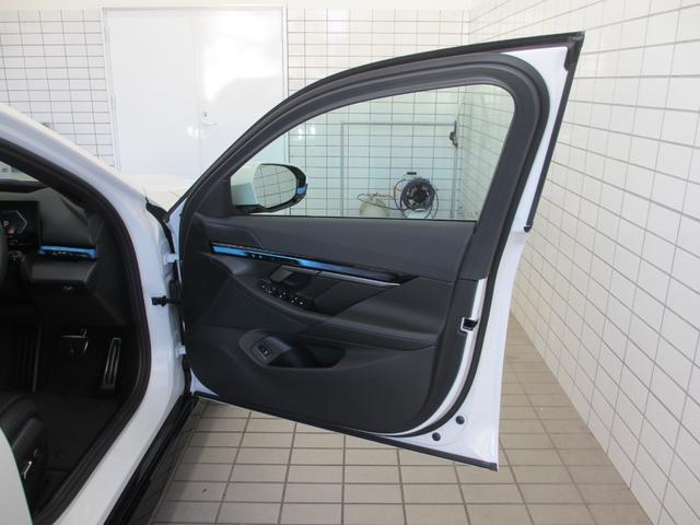 5シリーズ 523d xDriveツーリング Mスポーツ ワンオーナー 全国2年保証 追従式クルーズコントロール ヘッドアップディスプレイ 全周囲カメラ 20インチホイール(36枚目)