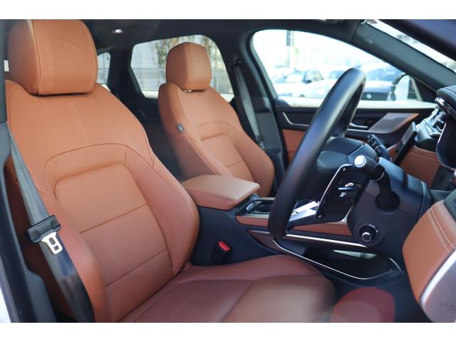 Fペイス  茶レザー・サンルーフ・シートヒーター・純正ナビゲーション・バックカメラ・デジタルメーター・純正ドライブレコーダー(3枚目)