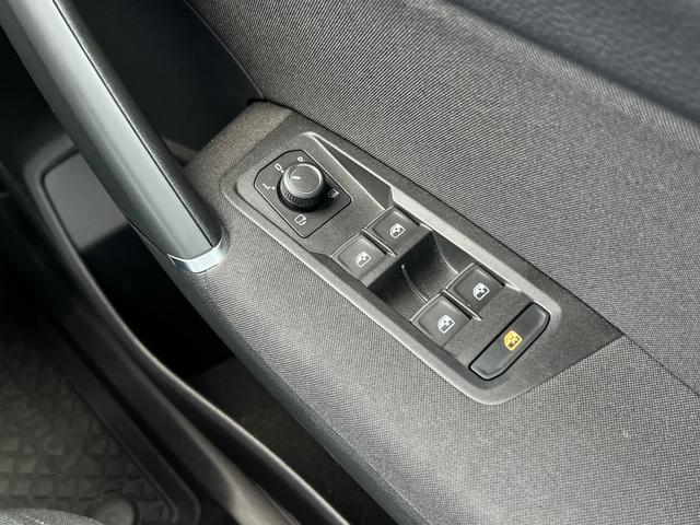 ゴルフトゥーラン ＴＳＩ　ハイライン　前後ソナー　パワーテールゲート　ＬＥＤライト　レーンキープ　ナビ　スマートエントリー　シートヒーター　キーレス　パークアシスト　ＡＣＣ　衝突被害軽減ブレーキ　ブルートゥースオーディオ　禁煙車　Ｂカメラ（35枚目）