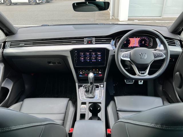 パサートヴァリアント TDI Rライン LEDヘッドライト レーンアシスト 電動リヤゲート コーナーセンサー 前席シートヒーター BT 禁煙使用 バックカメラ 本革シート ナビ ACC パワーシート 駐車アシスト ETC2.0 ワンオーナー(20枚目)