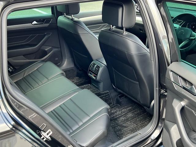 パサートヴァリアント TDI Rライン LEDヘッドライト レーンアシスト 電動リヤゲート コーナーセンサー 前席シートヒーター BT 禁煙使用 バックカメラ 本革シート ナビ ACC パワーシート 駐車アシスト ETC2.0 ワンオーナー(40枚目)