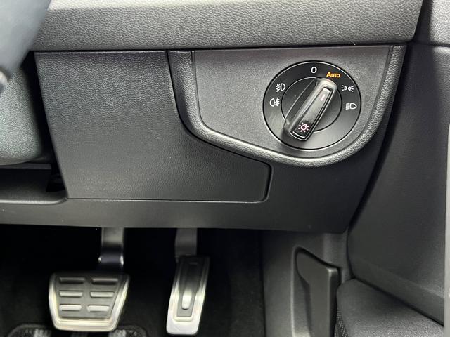 ポロGTI ベースグレード BT アイスト ターボ レーダークルーズコントロール LEDヘッド スマートキー バックカメラ ETC2.0 禁煙車 キーレスエントリー フルセグTV オートライト USB フルオートエアコン 記録簿(29枚目)