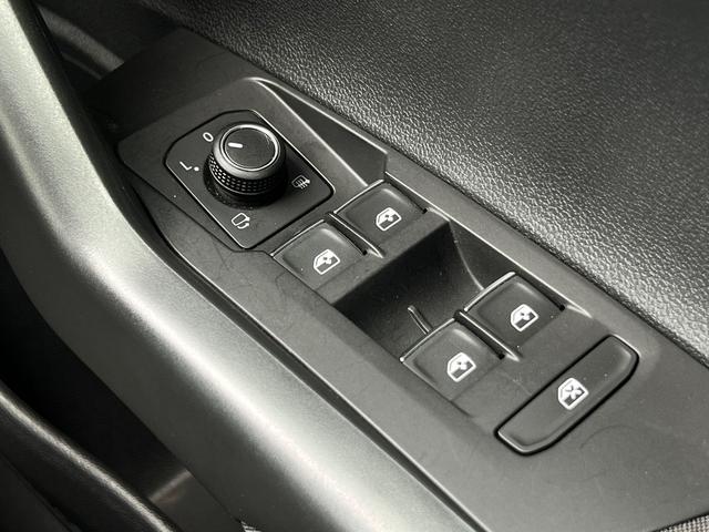 ポロGTI ベースグレード BT アイスト ターボ レーダークルーズコントロール LEDヘッド スマートキー バックカメラ ETC2.0 禁煙車 キーレスエントリー フルセグTV オートライト USB フルオートエアコン 記録簿(31枚目)